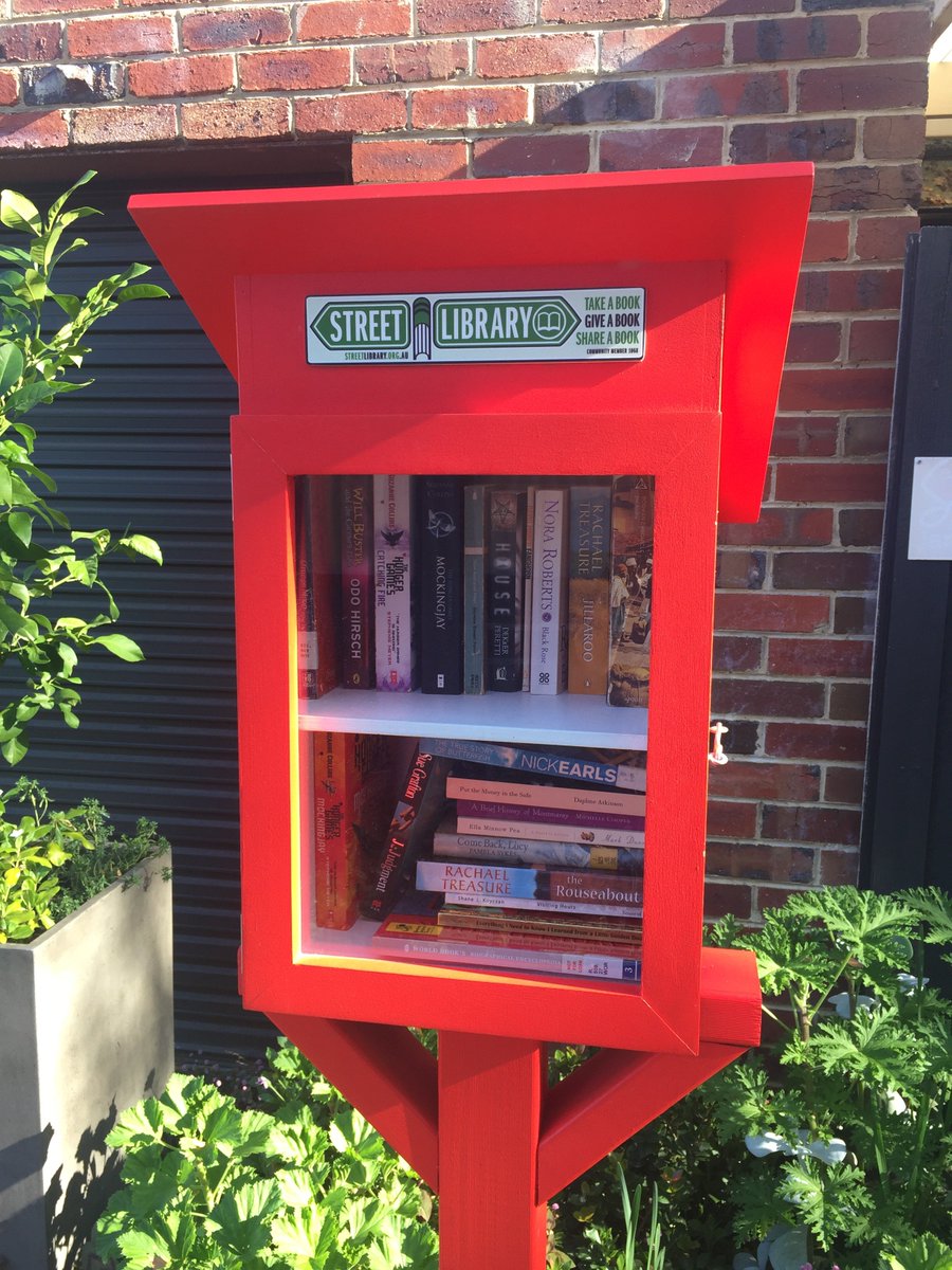 Librarycat6's tweet image. Spotted this beauty today while out walking with a friend. I love these community-minded little free libraries. Apparently this one is well used @LtlFreeLibrary Do you have a little free library in your neighborhood? #SwinLibStudents #LittleFreeLibrary #sharing #readingcommunity