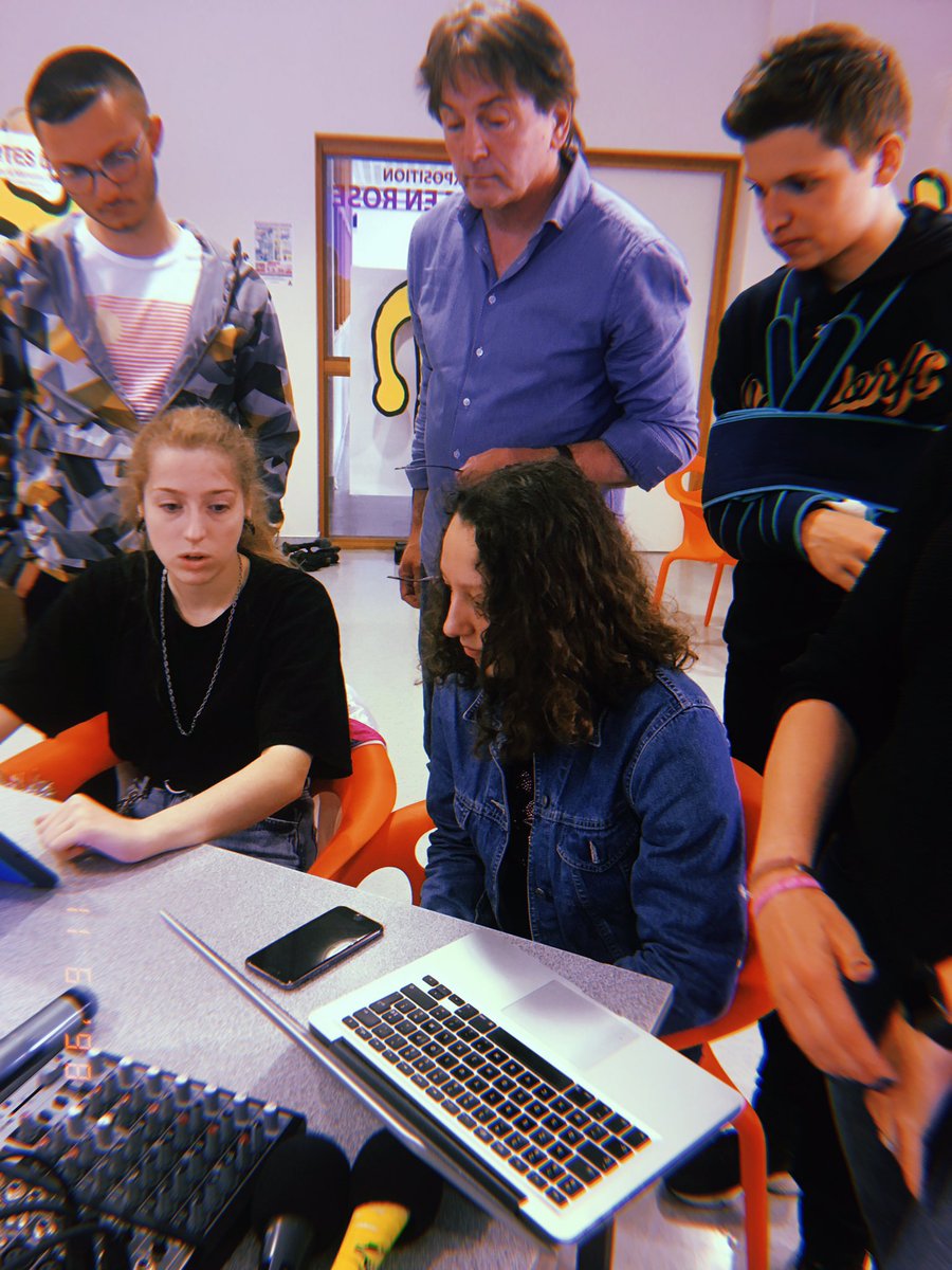 LeJD3_0's tweet photo. ➡️ Journée #découverte pour la rédaction du JD3.0 ⬅️
Aujourd’hui, en présence et avec l’aide de Christian KLEIN, les élèves du JD3.0 apprennent à manipuler les ipads, utiliser les #applications de #photos et #vidéos montages. 📽 
Journée pleine d’apprentissage !
#clemi https://t.co/38XQ4MSf6q