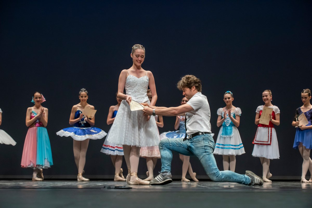 idearantzibia's tweet photo. 3⃣3⃣jóvenes estudiantes de danza participaron #XIPremioTiempodeDanza 📆9 Junio 🏛️@AUDITORIOMURCIA💃Jurado➡️#StellaArauzo @PinillosCarlos #MirlenRodríguez #NataliaBlanco 🏆Palmarés 👉https://t.co/on1QogPDL3 , vía #SautdeBasque 📸Pepe H #Murcia #Ballet #DanzaEspañola #Contemporáneo https://t.co/tvsgoHFM39