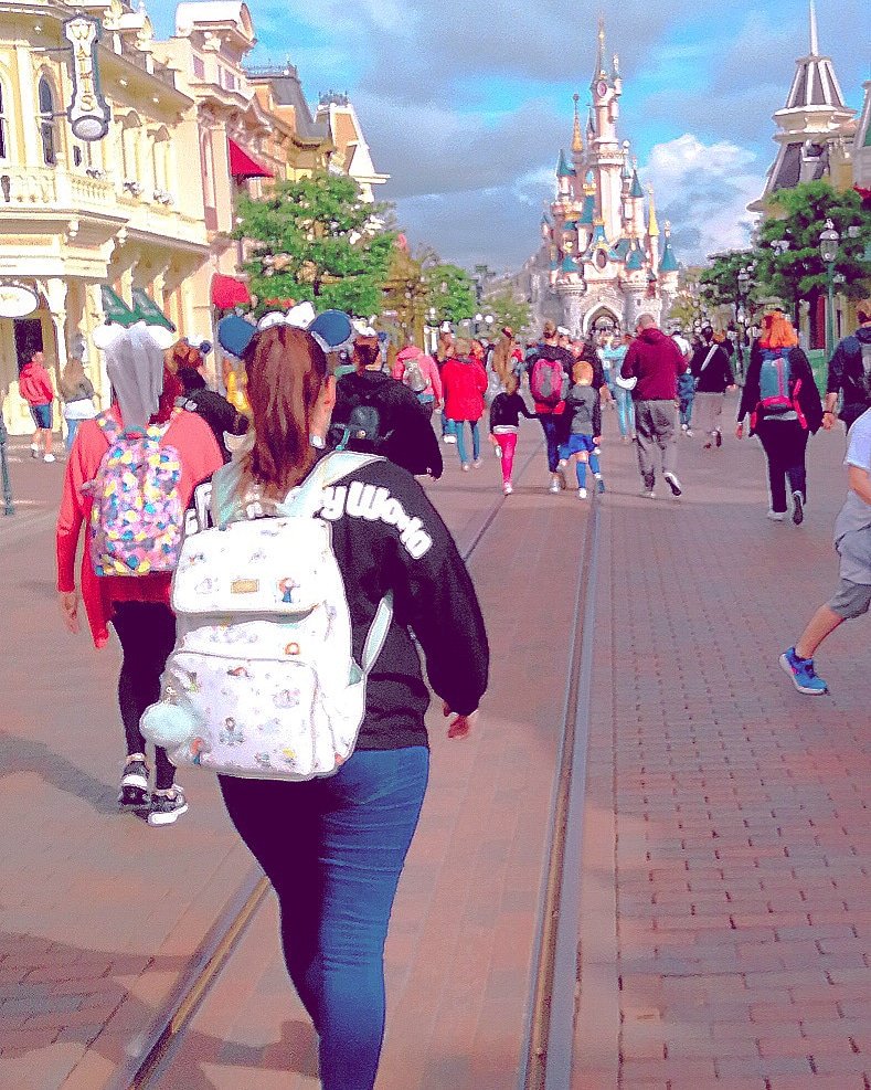 ArthursNikki's tweet image. I&apos;m walking right down the middle of main street USA!!! I was honestly a so excited to revisit this park after 20 years. Had my ears on from my #etsystore (#makingminimagic) and my new #animatorscollection back pack from @shopdisneyuk, we were ready to take over the lands.