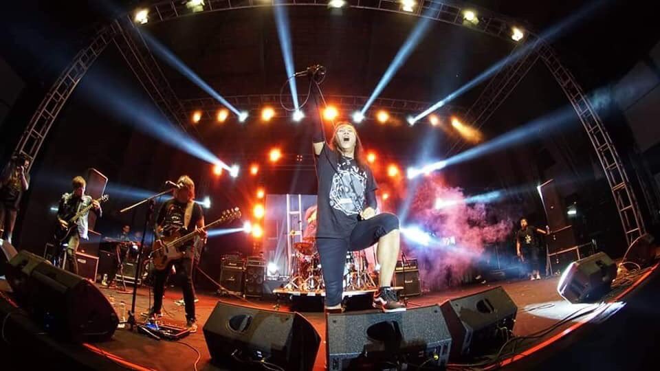 Jecovox's tweet photo. JECOVOX Band @thekarnivalfest 2019 Solo Rock City, trm ksh @jecoverssemestaofficial semuanya yg sdh dtng, semua pecinta musik yg sdh berkeringat bersama, trm ksh  respect to you all 👊😊🇮🇩 #jecovox #jecovers #carfix #jcvx #rockmetal #musicfestial #indonesia https://t.co/Pis7ZHalEg