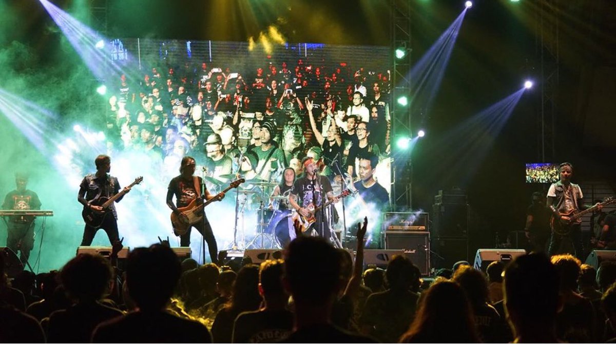 Jecovox's tweet photo. JECOVOX Band @thekarnivalfest 2019 Solo Rock City, trm ksh @jecoverssemestaofficial semuanya yg sdh dtng, semua pecinta musik yg sdh berkeringat bersama, trm ksh  respect to you all 👊😊🇮🇩 #jecovox #jecovers #carfix #jcvx #rockmetal #musicfestial #indonesia https://t.co/Pis7ZHalEg