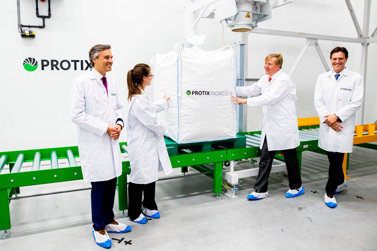 koninklijkhuis's tweet photo. Koning Willem-Alexander opent nieuwe #insectenkwekerij van @Protix_official. De gekweekte insecten vormen een grondstof vol eiwitten en andere voedingsstoffen voor dierenvoer. https://t.co/XrlPPNuB1v https://t.co/lvqHioSna0