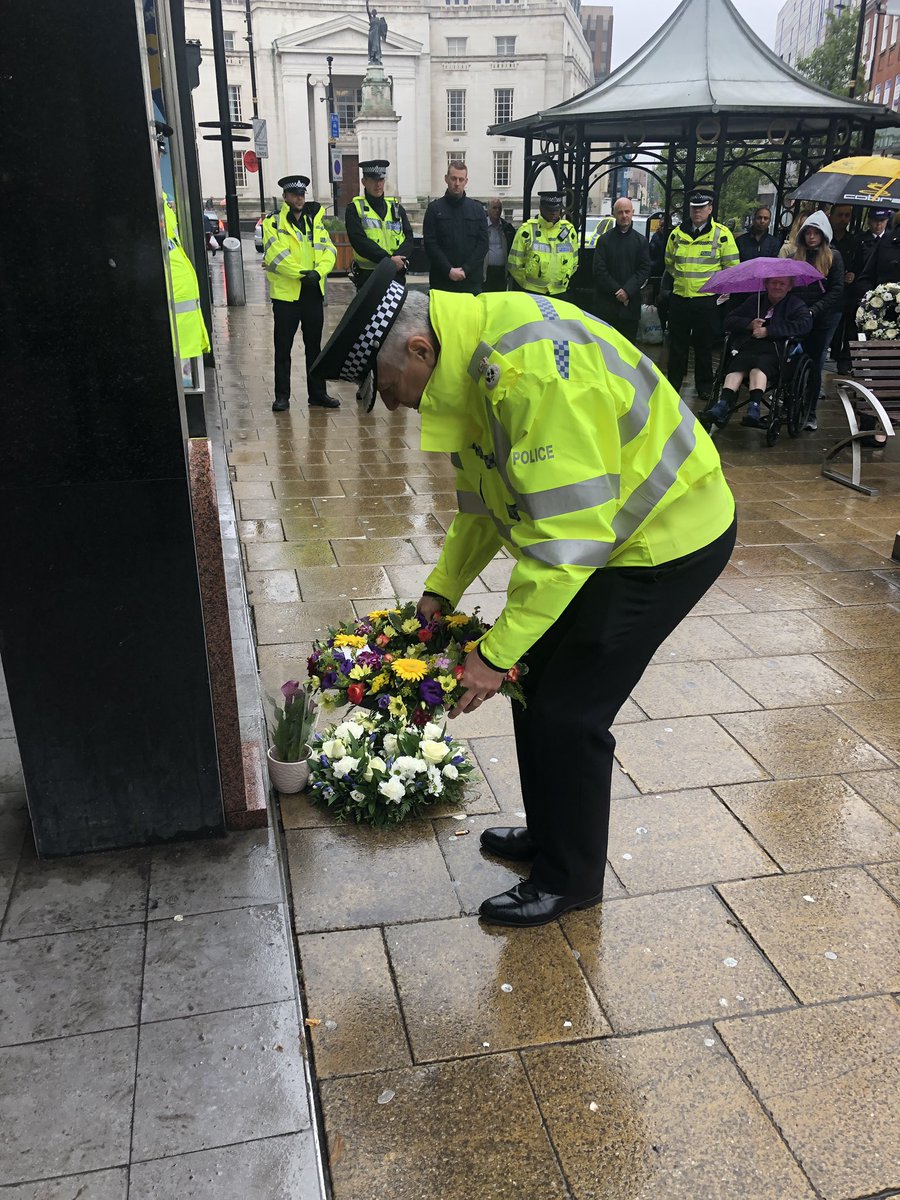 bedspolice's tweet image. Officers, staff and the public were joined by PC Jon Henry’s family in remembering his sacrifice in Luton town centre, 12 years ago today. PC Henry laid down his life to protect others in the line of duty, and will never be forgotten.