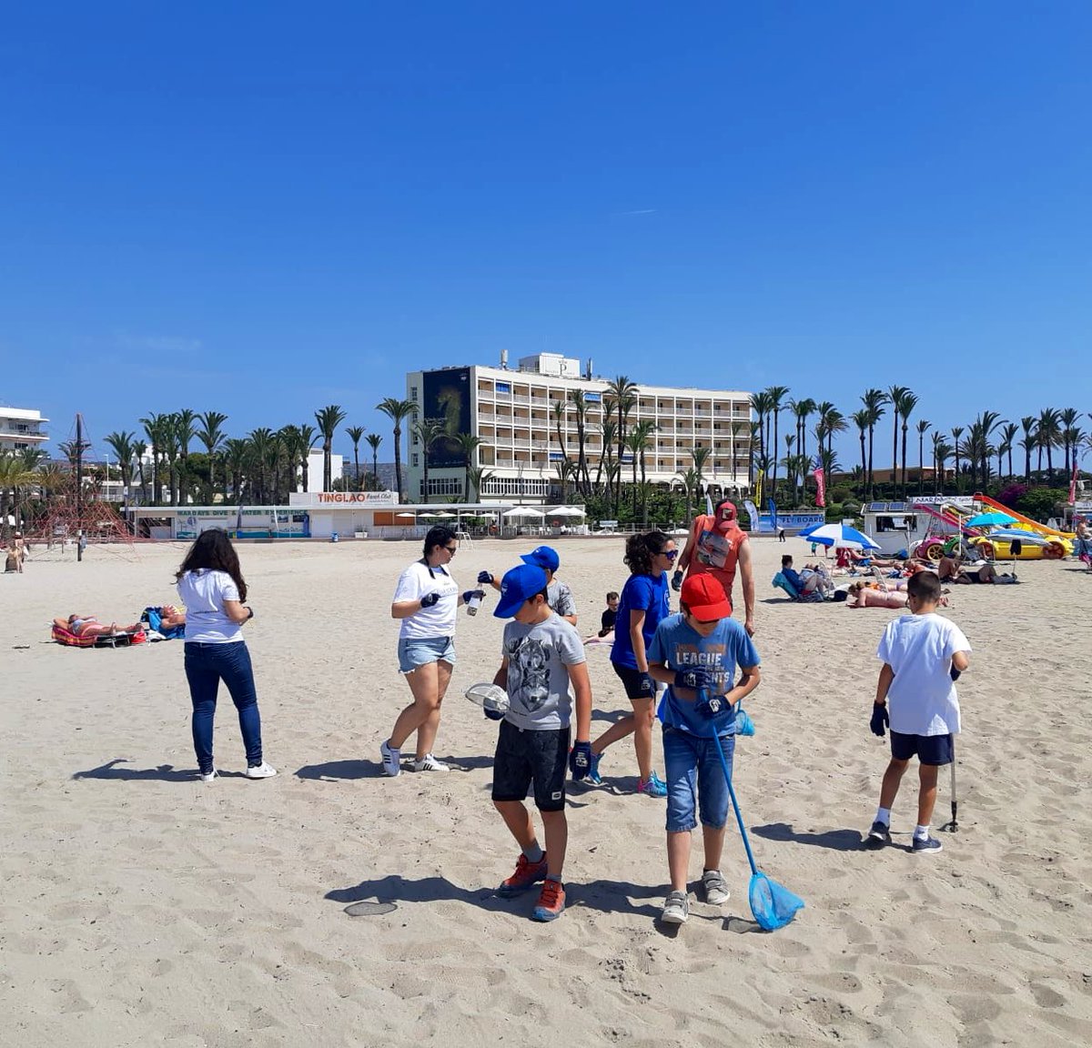 Paradores de Turismo (@paradores) on Twitter photo Varios niños de un colegio de Jávea, el presidente de <a href="/paradores/">Paradores de Turismo</a> <a href="/oscarlopeztwit/">Oscar López Agueda</a> y la secretaria general de turismo <a href="/IsabelMOliver/">Isabel Oliver</a>, con la ayuda de <a href="/Oceanografic_vl/">Oceanogràfic València</a>, han ayudado a limpiar la playa de colillas y plásticos pequeños #PorUnMarSinPlásticos #ParadoresSostenibles Varios niños de un colegio de Jávea, el presidente de <a href="/paradores/">Paradores de Turismo</a> <a href="/oscarlopeztwit/">Oscar López Agueda</a> y la secretaria general de turismo <a href="/IsabelMOliver/">Isabel Oliver</a>, con la ayuda de <a href="/Oceanografic_vl/">Oceanogràfic València</a>, han ayudado a limpiar la playa de colillas y plásticos pequeños #PorUnMarSinPlásticos #ParadoresSostenibles
