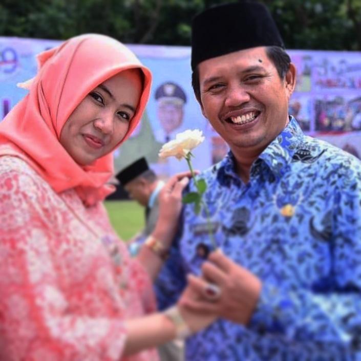 DedeHidayatSe's tweet photo. Obrolan yang ringan dan lucu, terkadang bisa juga menambah keharmonisan rumah tangga. Karenanya mengarungi bahtera rumah tangga sesekali memang butuh bercanda agar berwarna...jangan iri ya hatters dengan keharmonisan kita .

#kotadepok 
#frendly 
#depokbersahabat 
#jabarjuara https://t.co/aIK3rUXpOE