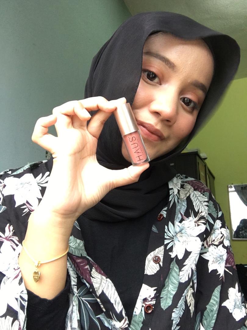 hazimhalimmmm's tweet photo. Bila belikan something untuk my gf ni, dia selalu cakap "eyy you ni  birthday i lambat lagilah"

Takpe , i belikan you hadiah bila pun boleh pun boleh, ada rezeki lebih sikit.Kalini aku bagi dia lipcream  #HAUSCosmetics ni. Amboi dah sampai terus pakai eh. Mana la tak cair 😍 https://t.co/LADPxaNxKt