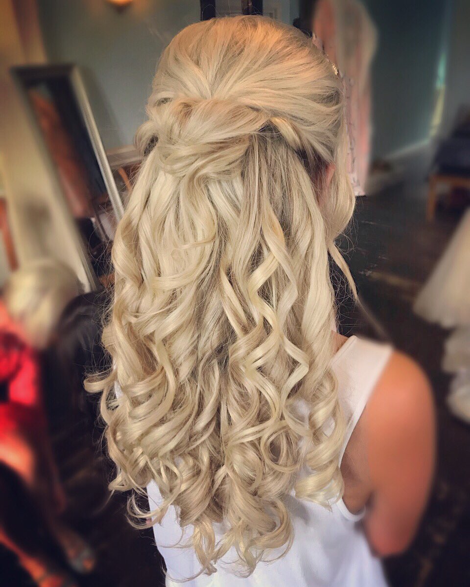 halamsalon1's tweet photo. Bridal Hair ✨
Using @CloudNineC9 Styling tools &amp; @WellaPro Styling products.
#halamsalon #newark #nottingham #nottinghamshire #wedding #nottinghamshireweddings #weddinghair #weddinghairstyles #curls #bride #bridalhair #bridalhairinspo #bridalhairstyles #weddinghairstylist https://t.co/mjy8TB7YNy