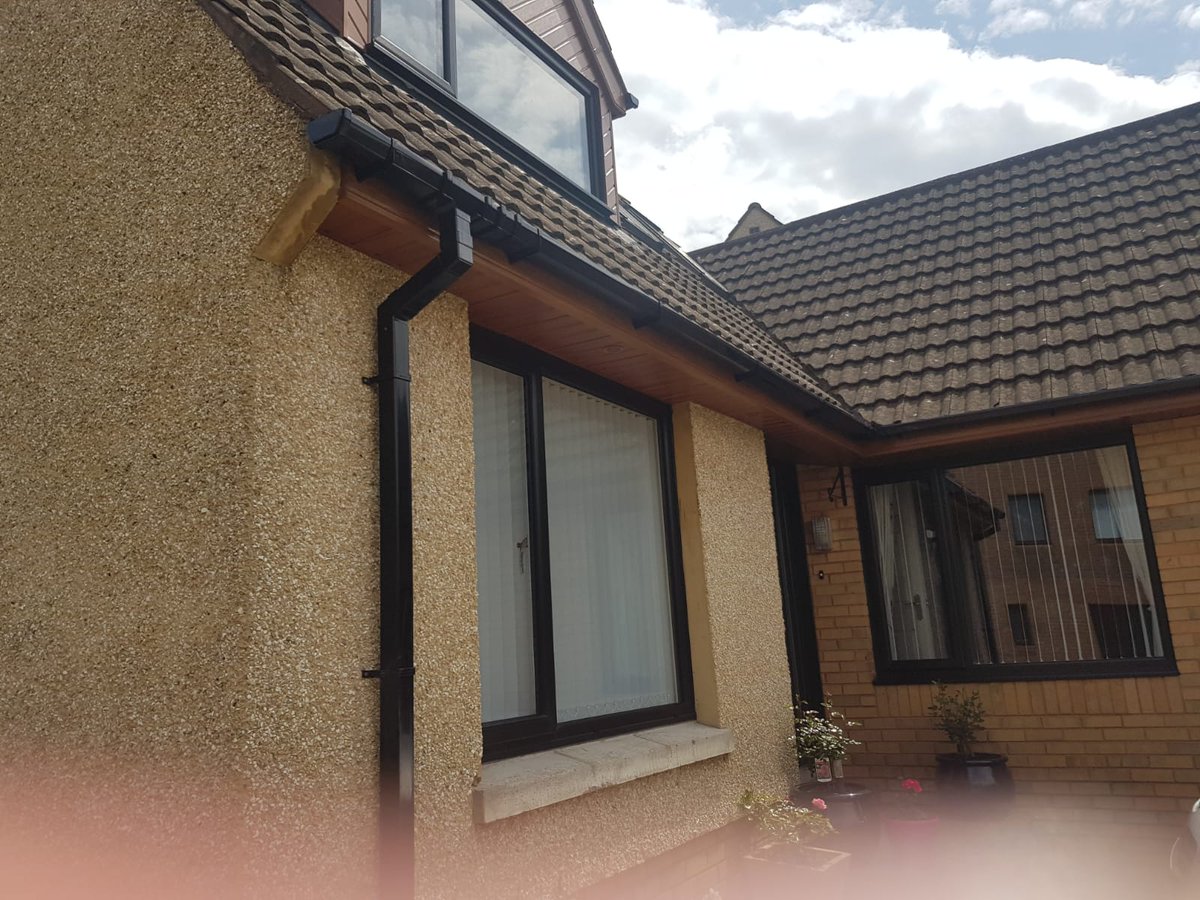 HDGBelfast's tweet photo. Peeling fascia ❓
Leaky guttering ❓
Rotten timbers❓
Sound like your home❓

Stop the rot with and fit our Roofline system‼️ https://t.co/llZsJORFO5