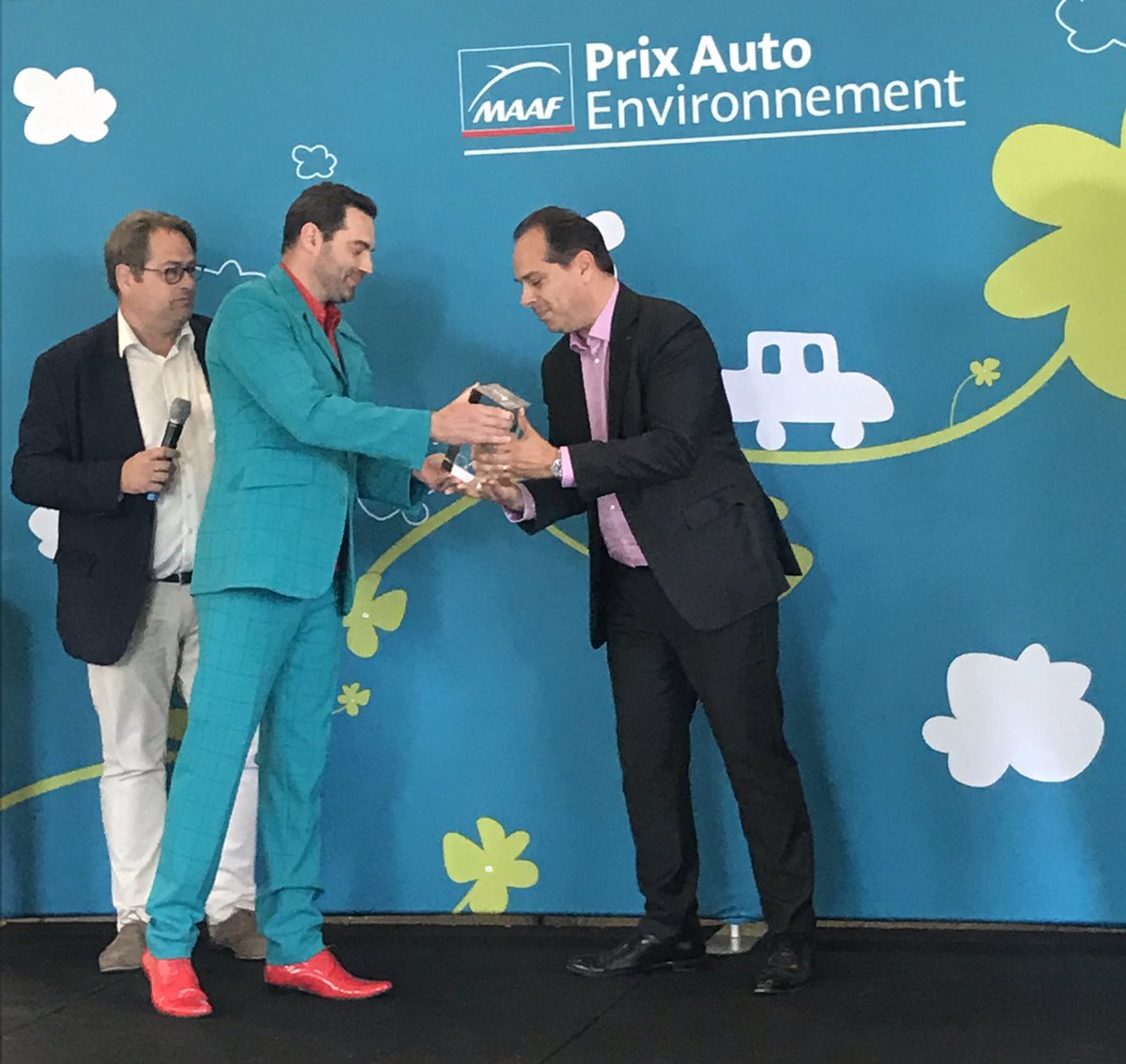 MAAFAssurances's tweet photo. 🚗 Le #PrixAutoEnvironnement dans la catégorie « Citadines » est décerné à la KIA e-Soul, véhicule 100% électrique 👏👏👏 @kiafrance #PAE2019 https://t.co/ejYmel0Dp7