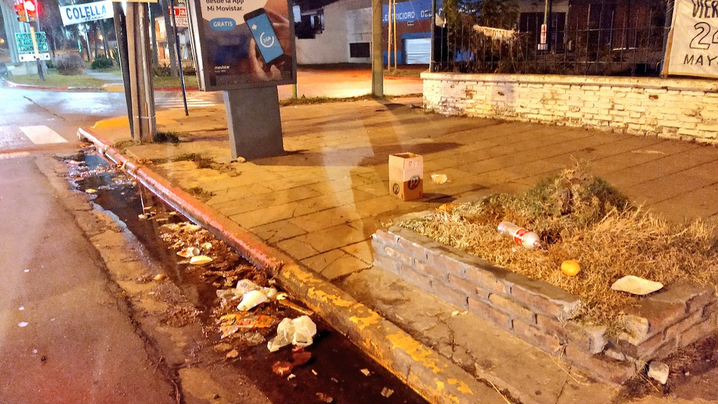 dantrila's tweet photo. #QuejaVecinal basura en el #ArcoDeCampana tal vez sería necesario colocar dos cestos de basura y que los usen, todo bien con los malabaristas y vendedores, pero la basura desparramada en la entrada de la ciudad habla muy mal de nosotros. https://t.co/IC8McsoVTJ