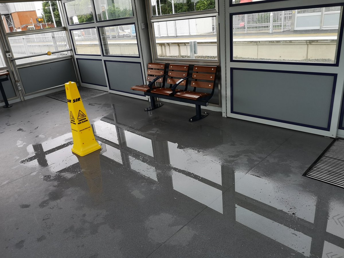Skills_Support's tweet image. @EMTrains what's this all about? Open a week and leaking?? I'll bring my wellies next time. New waiting room at Market Harborough not quite up to scratch! You can see the water coming in the corner! #sortitout #trains #poorworkmanship