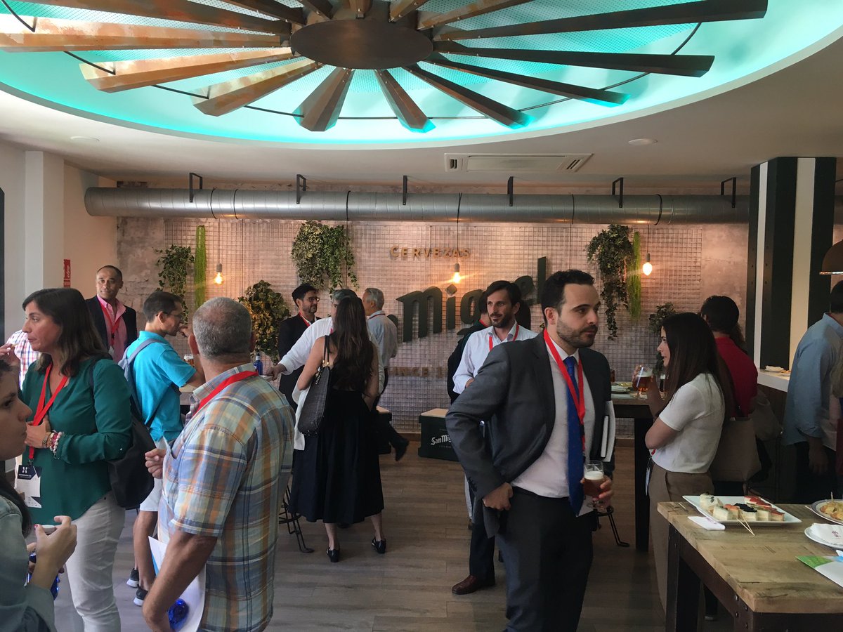 emprendemlg's tweet photo. Dejamos los nervios de la presentación y damos tiempo de #networking para las #empresas y #emprendedores ¡Parece que están conectando muy bien! 
#masempresas #cem #emprendimiento #cea #clubemprendedoresmalaga #NetworkingCEM https://t.co/zB4VgpDbHd