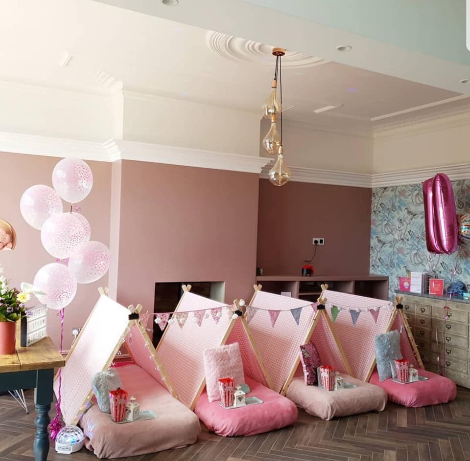 Sleepunder_UK's tweet photo. A party from a couple of weeks ago for Angela Griffins daughter https://t.co/TyWEzyqpxe