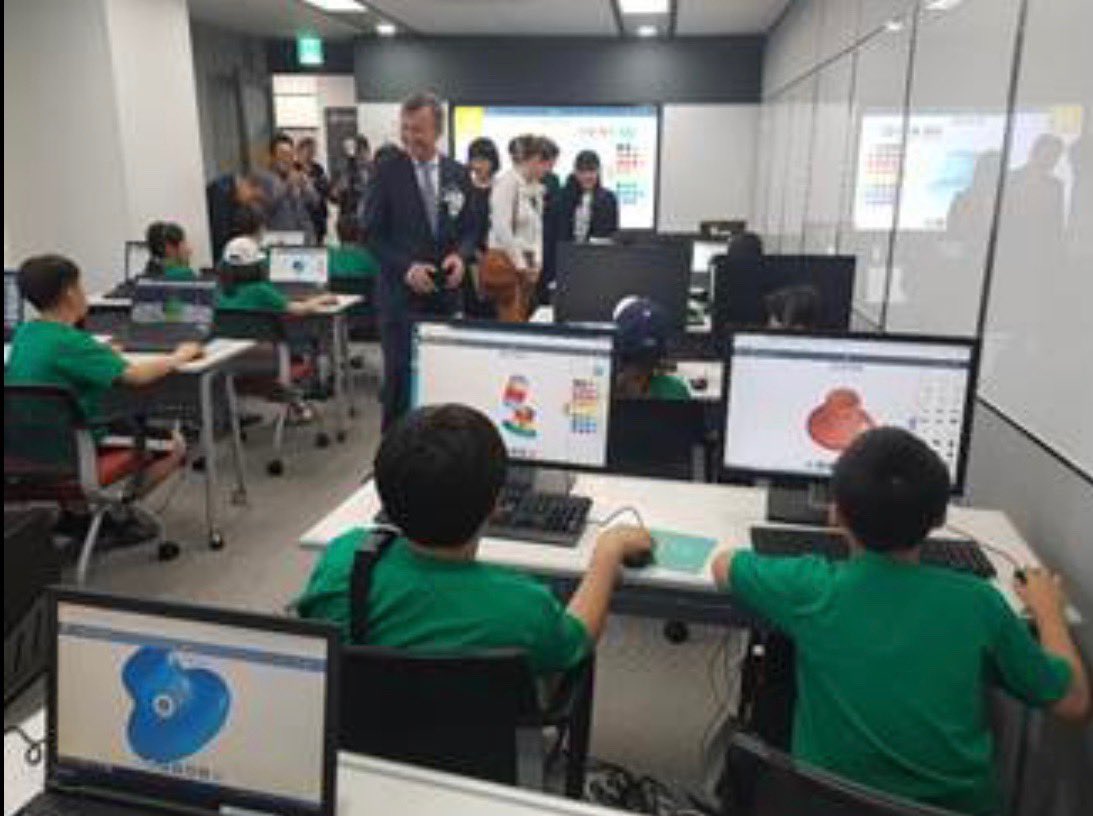 marieplanchard1's tweet image. #SOLIDWORKS #AppsForKids classroom gets a special guest in Korea ⁦@BernardCharles⁩ ⁦@Dassault3DS⁩ #workforceofthefuture ⁦@SOLIDWORKSedu⁩