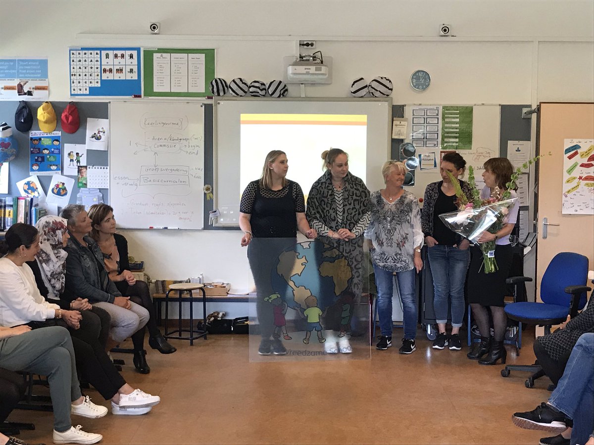 Tamarinde mag zichzelf een Vreedzame School noemen! We zijn trots op het resultaat van 2 jaar samenwerken aan een veilig leerklimaat. Dank <a href="/MirjamvandeVen/">Mirjam van de Ven </a> <a href="/VreedzameSchool/">De Vreedzame School</a>!