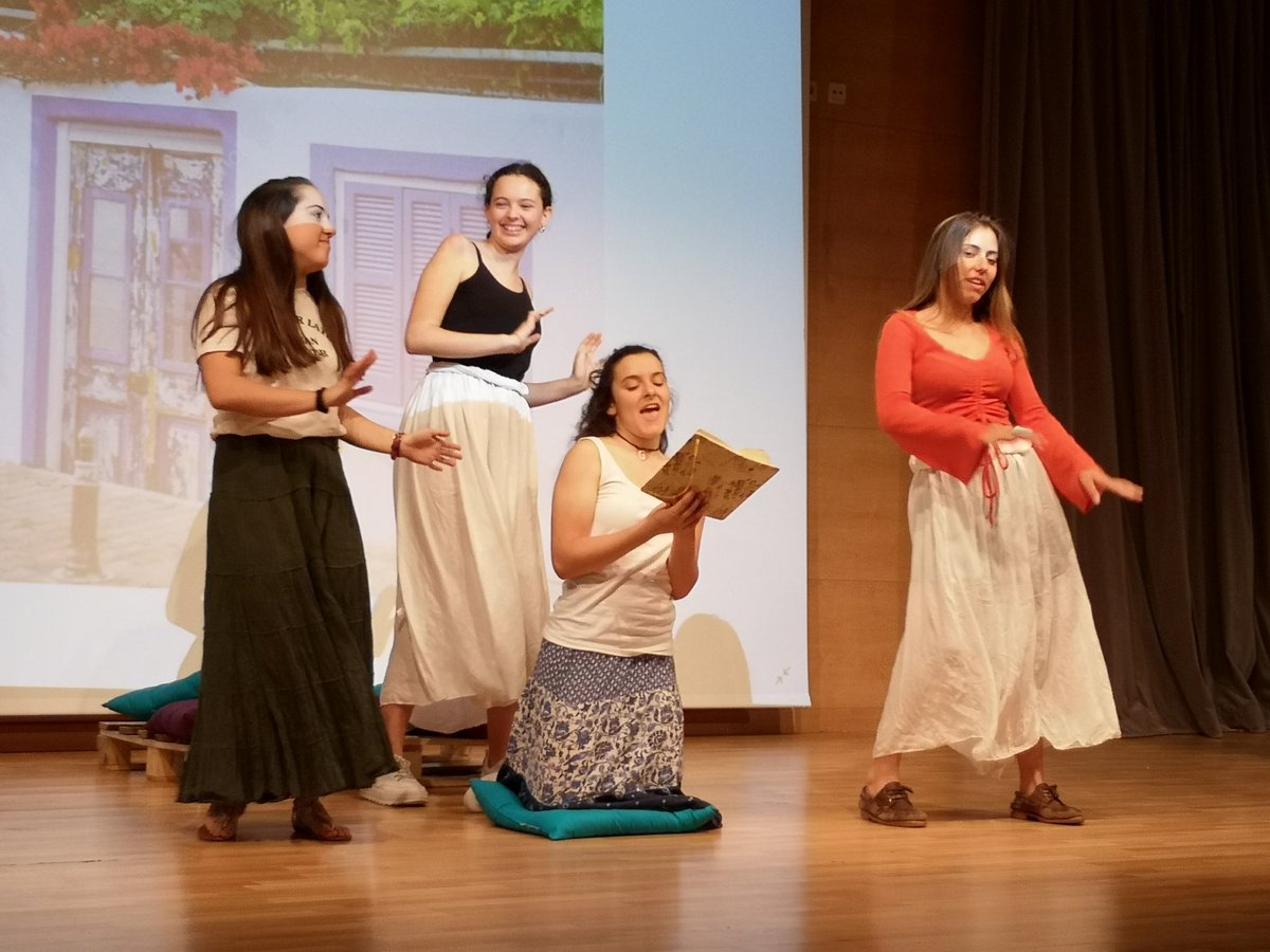 IvnAlfonso's tweet photo. Buen baile, magníficas voces y muchas sonrisas hoy entre los actores y actrices de 4° de ESO, que nos han deleitado con la representación del musical 'Mamma Mia' @gredossandiego #GSDAlcalá #teatro #musicaltheatre #talento https://t.co/4clK90UZOD