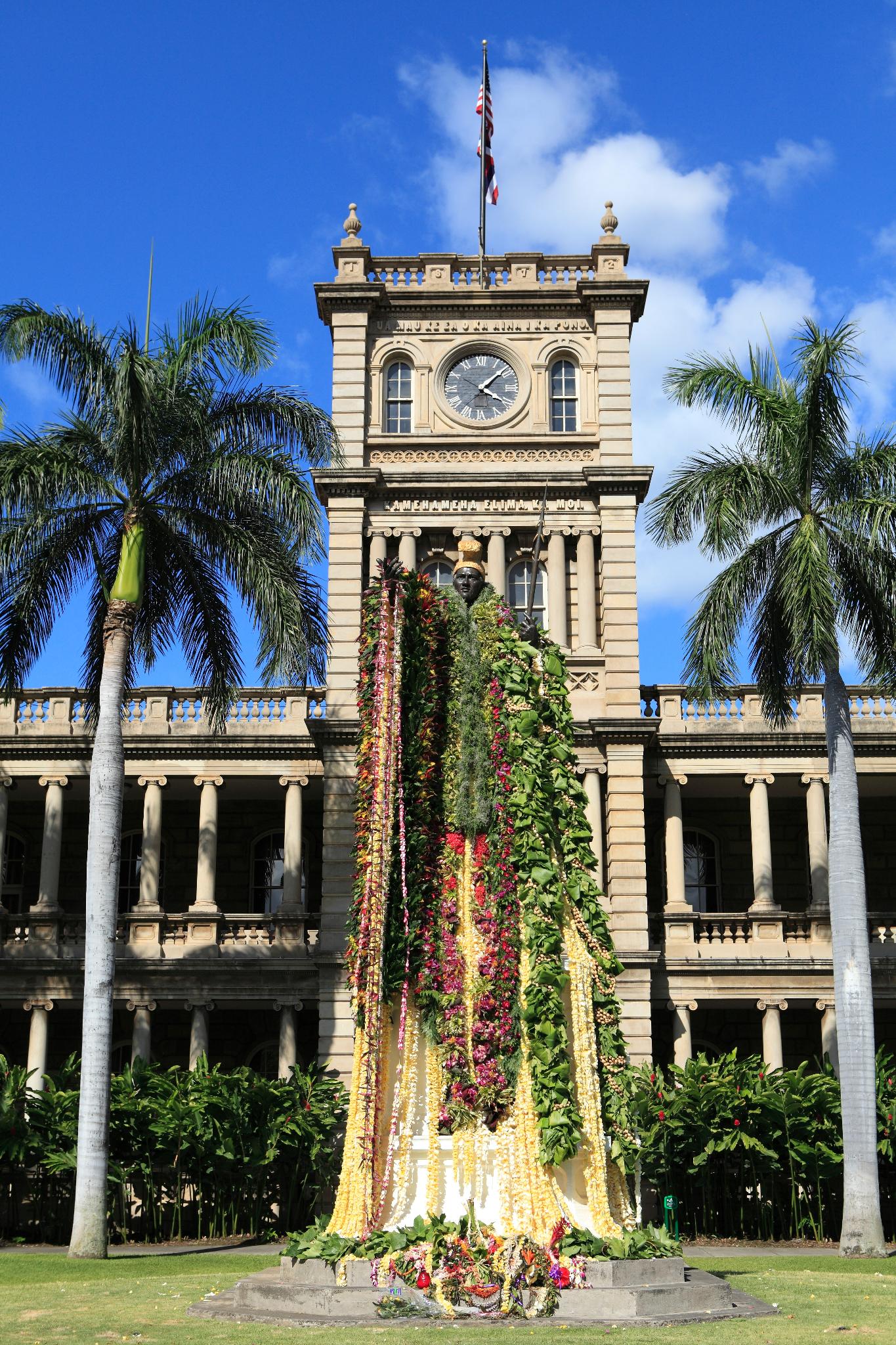 ハワイ州観光局 公式 マラマハワイ 地球にやさしい旅を 今日はハワイ州の祝日 キングカメハメハデー ハワイ 諸島を1つに統一したカメハメハ大王を功績を称える日です ダウンタウンのカメハメハ大王像にはたくさんのレイが捧げられます