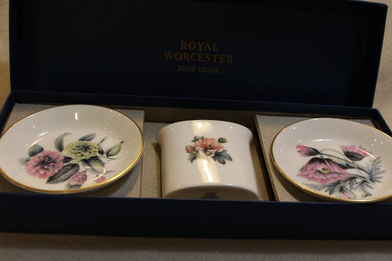 atticesoterica's tweet photo. Vintage Mid-Century Royal Worcester Lady's Cigarette Set In Box Made in England Bone China Tobacciana https://t.co/HFyuZSvDwa #Vintage #Etsy #AtticEsoterica #DresserSet https://t.co/Mw598X9LZh