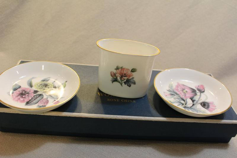 atticesoterica's tweet photo. Vintage Mid-Century Royal Worcester Lady's Cigarette Set In Box Made in England Bone China Tobacciana https://t.co/HFyuZSvDwa #Vintage #Etsy #AtticEsoterica #DresserSet https://t.co/Mw598X9LZh