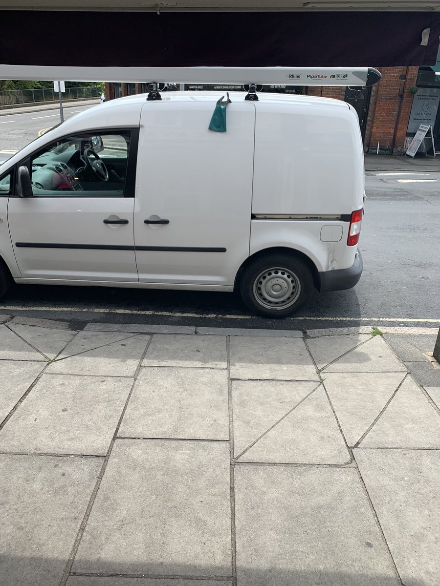 Andy_J_Mayar's tweet photo. Ffs, just noticed I’ve lost a glove as I put on top of the van and drove iff luckily one got stuck....
#gloveless https://t.co/K4RYeA9LLc