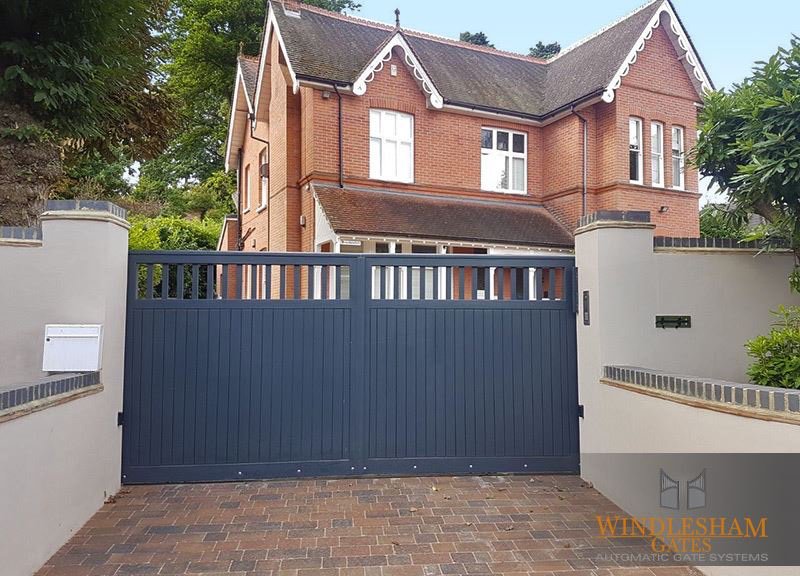 GatesWindlesham's tweet photo. The weather may be putting a dampener on things but your Accoya gates remain protected with their 50 year rot free guarantee, offering outstanding durability! #accoyawood #electricgates #windleshamgates #windleshamelectricgates #lowmaintenance #durability #rotfree #accoyagates https://t.co/jiQQOiOcQC