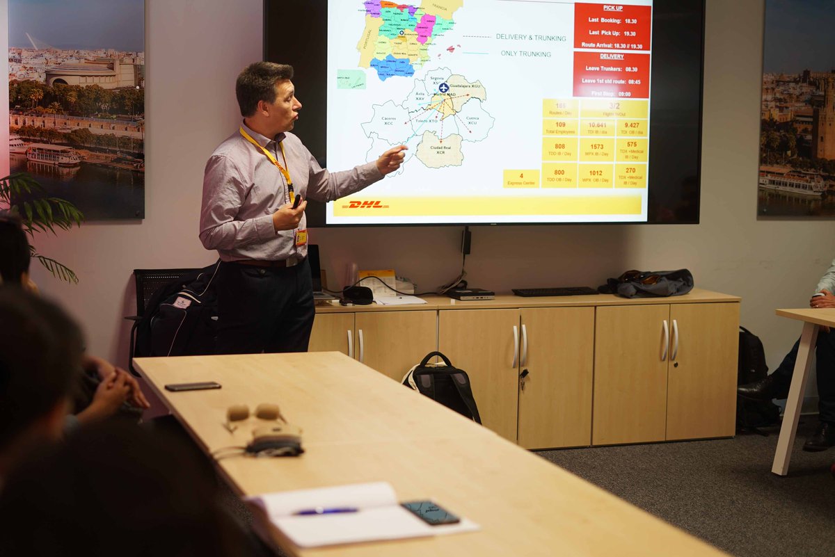EUDEbusiness's tweet photo. #EUDEpartners Ayer la compañía mundial de logística @DHLexpress abrió sus puertas a los alumnos del #PDDI de @EUDEbusiness 📦🚛 Quienes pudieron conocer el nuevo Hub internacional de #Madrid, y las claves de la organización diaria ⚙ https://t.co/4jNO3SBZOA