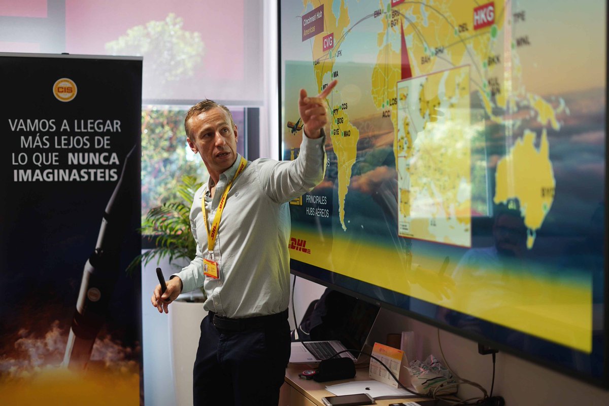 EUDEbusiness's tweet photo. #EUDEpartners Ayer la compañía mundial de logística @DHLexpress abrió sus puertas a los alumnos del #PDDI de @EUDEbusiness 📦🚛 Quienes pudieron conocer el nuevo Hub internacional de #Madrid, y las claves de la organización diaria ⚙ https://t.co/4jNO3SBZOA