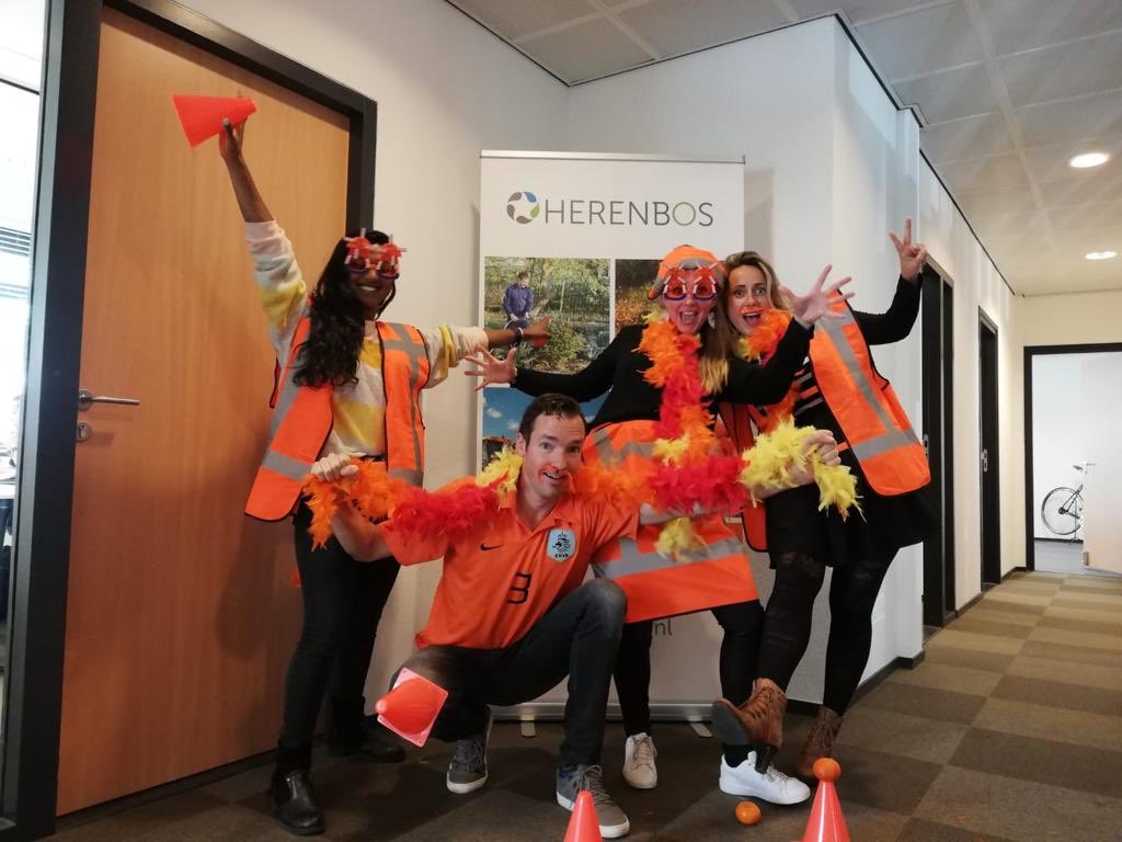 Nog even en dan spelen de #oranjeleeuwinnen hun eerst wk2019 wedstrijd tegen Nieuw-Zeeland.

Wij zijn er klaar voor! Jij ook?
#deherenbospool #oranjeleeuwinnenforthewin