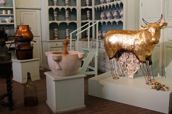 dumoget's tweet photo. L'or potable sera visible pendant la #ZAT2019 #Montpellier #100artistes dans la ville jusqu'au 28 juillet. 1 rue de la monnaie. La Miséricorde #MoCo #Panacee #or #Pharmacie #musee #veaudor #art #gold #alchimie #santé #charité #BigPharma  @Saurel_P @isabelmarsala @barralguy1 https://t.co/d7E3tJxaCy