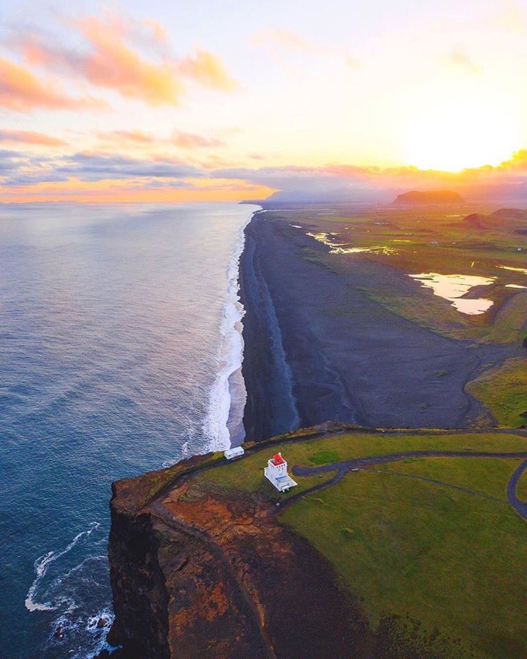 The beautiful midnight sun over the black sand beach in Iceland 🇮🇸

📸 @h0rdur

#loveiceland ✈️
#1sttheworld