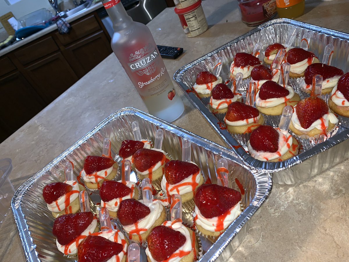 _macceee's tweet image. My name is Maci Bell .
Located in Indianapolis, Indiana 📍
MiraclesbyMacce is my business and I make infused alcoholic treats . (Cupcakes , cakes , etc ) 
non-alcohol treats are available as well ! A simple retweet could help me go a long way . ❤️ place your orders😘