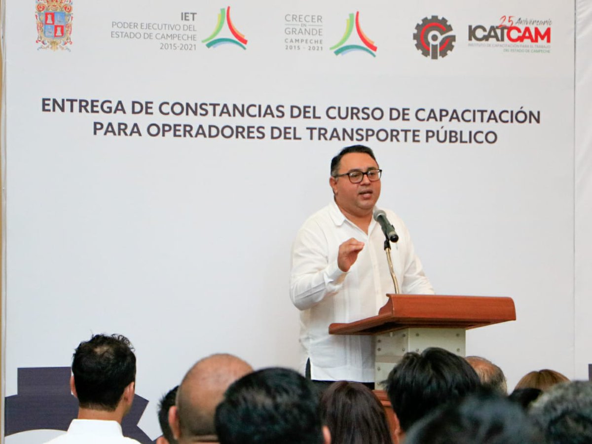 El #ICATCAM-#IET entregaron constancias con validez de dos años a 455 operadores del transporte público del municipio de Campeche, luego de recibir capacitación en medicina del transporte, generalidades de la Ley del transporte del Estado, relaciones humanas y normas básicas.