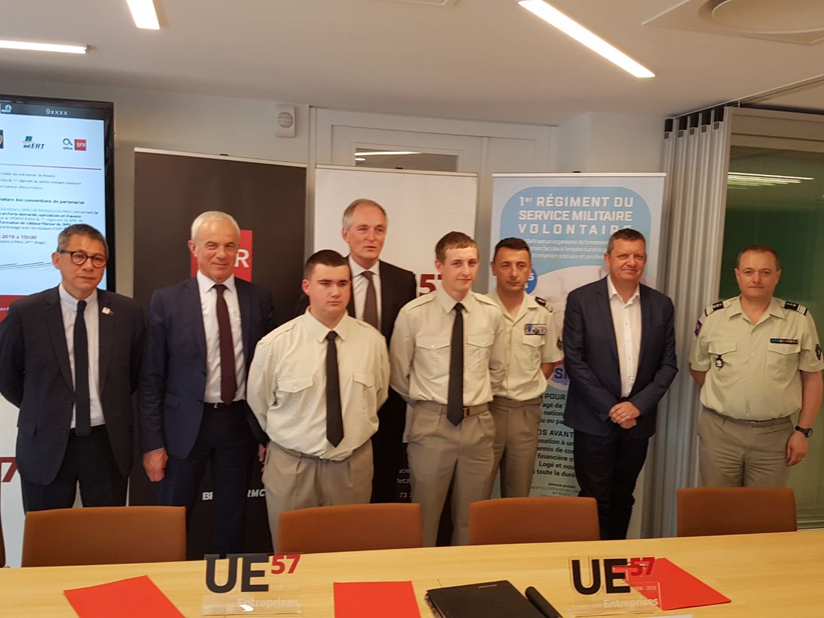 Sclaudel57's tweet image. En @regiongrandest : @AlticeFrance officialise un partenariat avec le 1RSMV @Defense_gouv de @MontignylesMetz et #UE57e afin de former des jeunes au métier de #câbleur-fibreur. + d'infos : alticefrance.com/sites/default/…