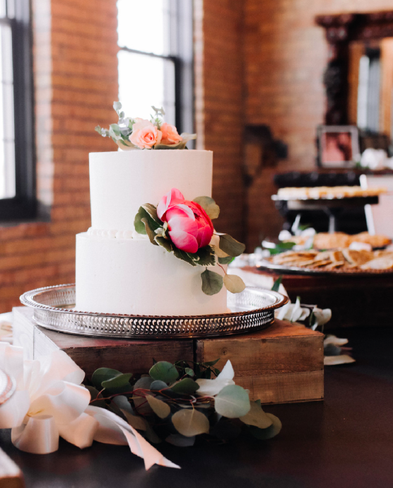CGSolarArts's tweet image. Simple, classy, chic, and delicious! All appropriate words to describe this beautiful cake from Katie and Babak&apos;s recent wedding. Shoutout to Andrea Field for a job well done on this lovely creation.  

📸 Carly Mac Photography.