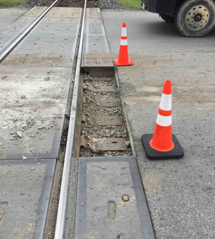 TRAFFIC ALERT: FLATONIA, TX
SB HW 95 CLOSED at Rail Road Crossing
due to damage. Traffic is being detoured until
repairs are made.
Use DriveTexas.org for traffic conditions