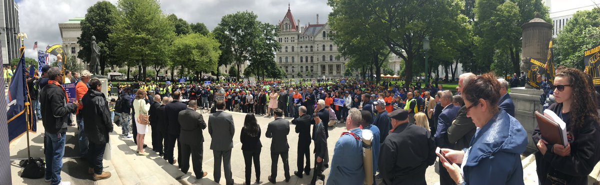 HarryBBronson's tweet image. Hundreds of #unionstrong New Yorkers gathering in Albany today rallying to #PassPublicWorks because public subsidies come with public responsibilities and that includes paying workers a prevailing wage!