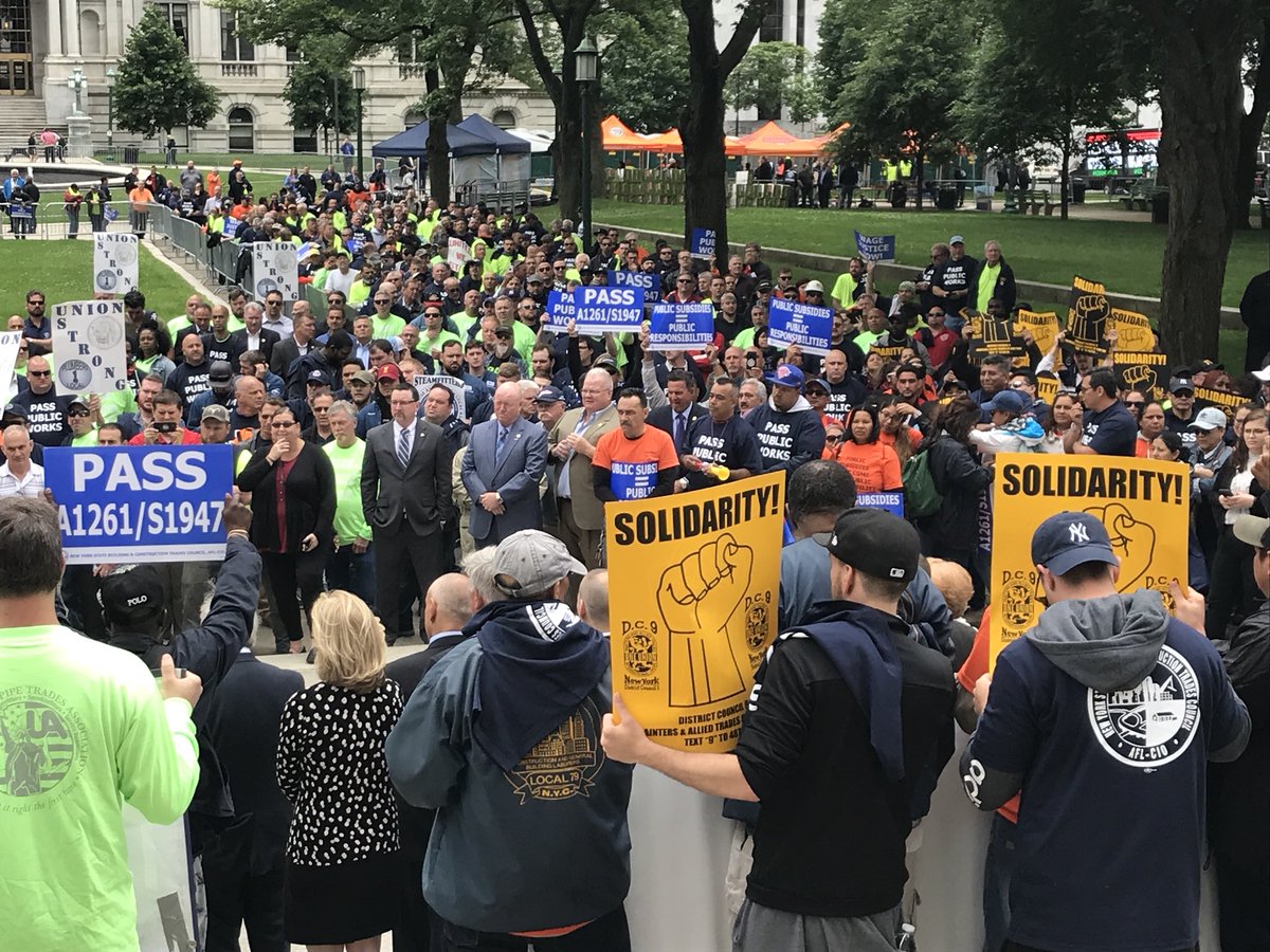 HarryBBronson's tweet image. Hundreds of #unionstrong New Yorkers gathering in Albany today rallying to #PassPublicWorks because public subsidies come with public responsibilities and that includes paying workers a prevailing wage!