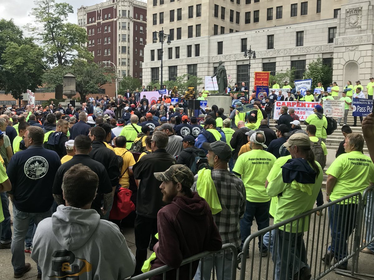 HarryBBronson's tweet image. Hundreds of #unionstrong New Yorkers gathering in Albany today rallying to #PassPublicWorks because public subsidies come with public responsibilities and that includes paying workers a prevailing wage!