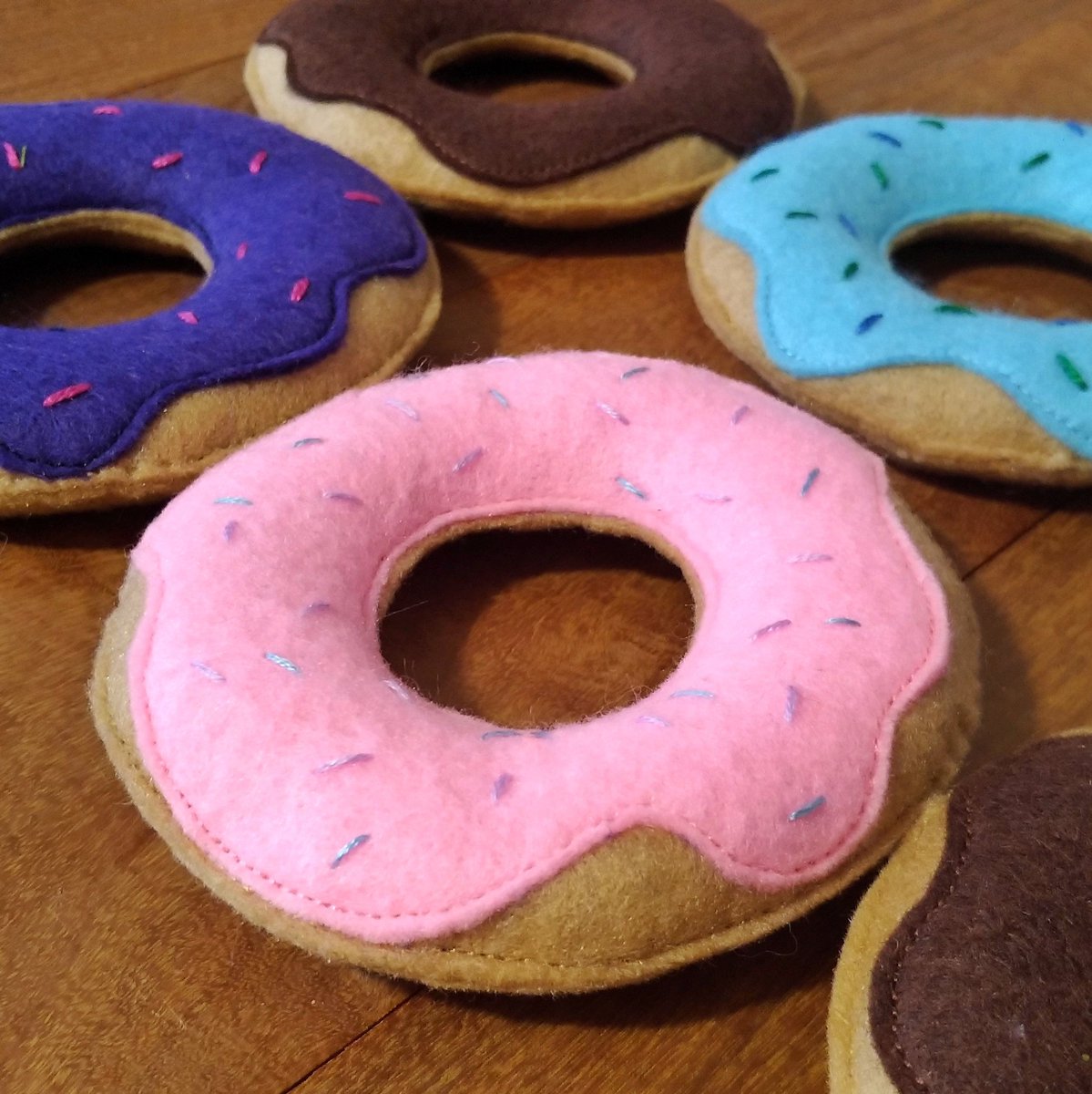 ETFeline's tweet photo. *NEW* They're deliciously cute and stuffed with catnip! These brand new cat toys are now available and you can order them in any colour!
 https://t.co/Tx7jXEFBv5

#catniptoys #catnipdonut  #whodoesntlikedonuts?
#cattreats #handmadegifts
#handmadeincanada #cuteness #yum #sprinkles https://t.co/qIoN9Ejv37