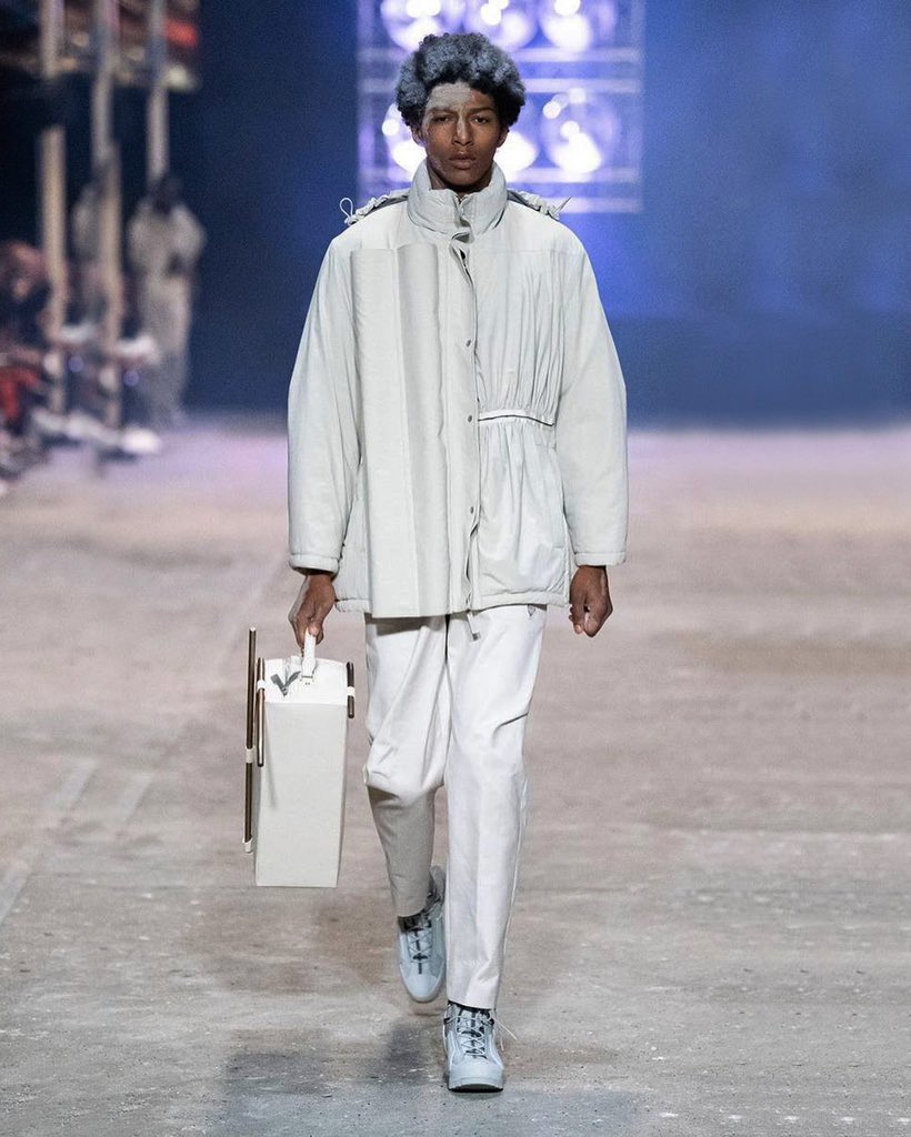 converse a cold wall on feet