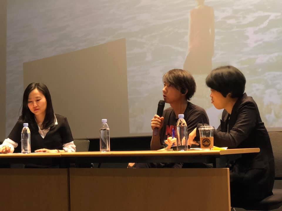 상실의 장소와 치유의 공간이 같아지기까지. 배우 요시다 요의 표정을 따라 묵묵히 그 과정을 지켜보는 영화. 밀물이 밀려오듯서서히 감정을 적셔오...