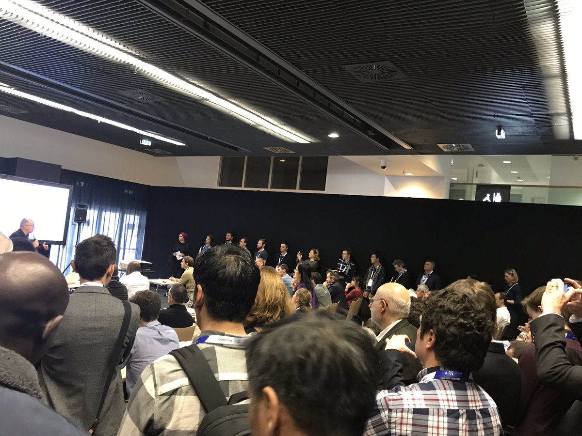 rlissajoux's tweet photo. Très grosse affluence pour l’atelier de @StephaneMery1 d’@IBM_France sur l’apport de l’IA à l’automatisation des processus métier lors d’@AI_PARIS_ . Manifestement le sujet passionne (tout comme l’orateur). https://t.co/dCK9pG7Y2Z