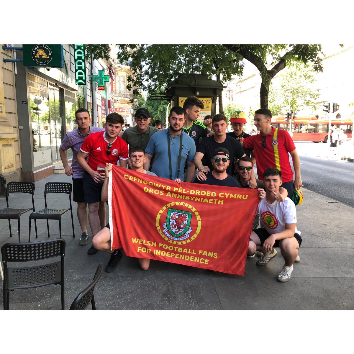 IndyWalesFans's tweet photo. #indywalesfans flags out in Budapest, Hwngari 🇭🇺 🏴󠁧󠁢󠁷󠁬󠁳󠁿
#indywales #Annibyniaeth https://t.co/6vu4vTHfVA