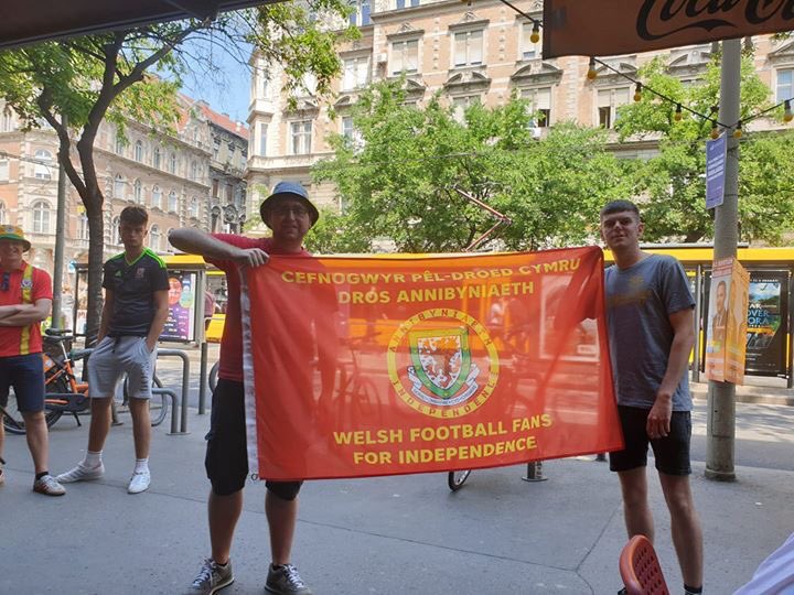 IndyWalesFans's tweet photo. #indywalesfans flags out in Budapest, Hwngari 🇭🇺 🏴󠁧󠁢󠁷󠁬󠁳󠁿
#indywales #Annibyniaeth https://t.co/6vu4vTHfVA