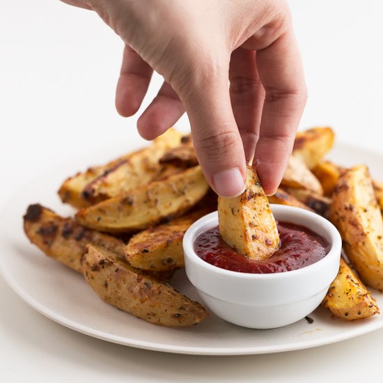Baked potato wedges, a delicious, vegan, gluten-free side dish that only requires 7 ingredients and 30 minutes. They’re crisp in the outside and soft in the inside! simpleveganblog.com/baked-potato-w… #vegan #glutenfree #simpleveganblog