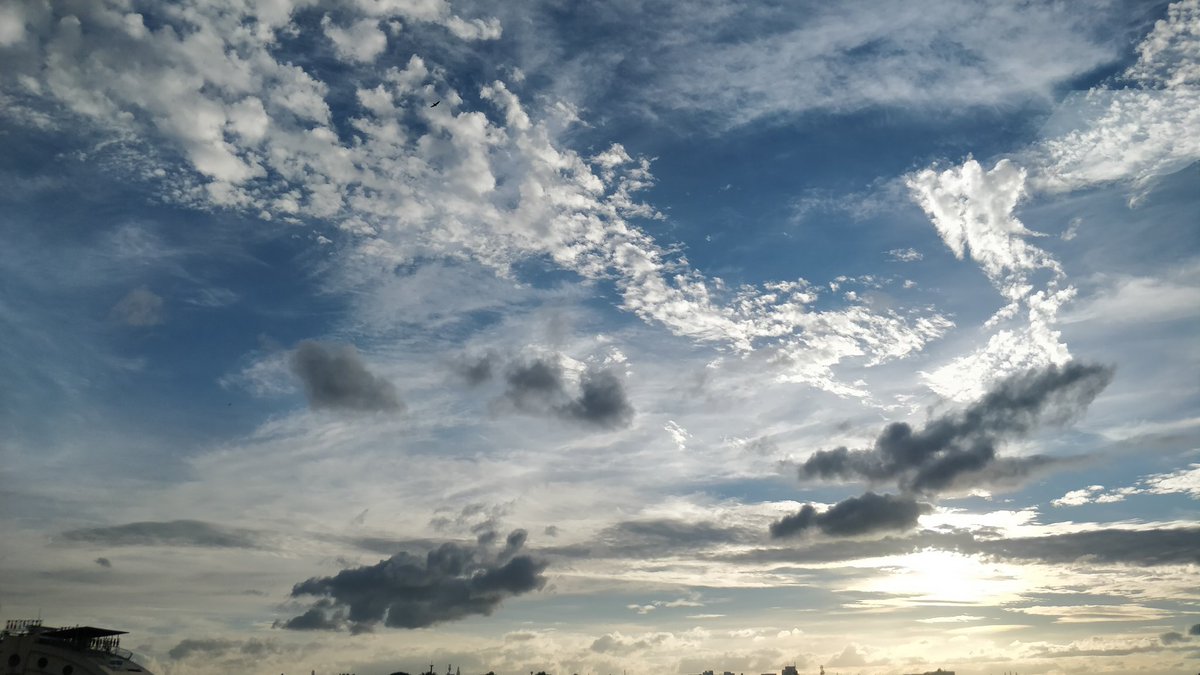 avi_basu's tweet photo. A sunset of beauty, is a memory forever... The season for beautiful sunsets is back in Bangalore, and these clouds just embellish the scene #nofilter #sunset #cloudtrails https://t.co/AyNbLM28Vq