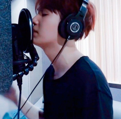 MBB04_twt's tweet photo. อยู่ภายในใจเป็นหมื่นล้านคำ บอกให้เธอฟังไม่ได้สักคำ 
-ซอง- https://t.co/ZPjKbtePMj