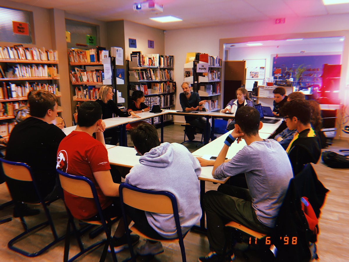 LeJD3_0's tweet photo. ➡️ Cette après-midi, les élèves sont en compagnie de Vincent NOËL, #journaliste à #rombas télévision. La rédaction est à l’écoute des #conseils. Questions / réponses... une belle après midi en perspective ! 📽⬅️
#webjournal https://t.co/8D3KkLeZRZ