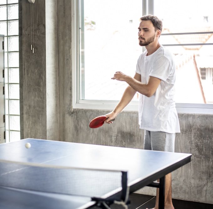 Solo había jugado Ping-pong un par de veces en mi vida hasta que me mude a mi nuevo depar. Allí tenemos una mesa y ahora me encanta jugar! Especialmente los fines de semana donde hacemos torneos con nuestros roomies y amigos! 🏓 🏆 #BeFlatFit #VivamosJuntos